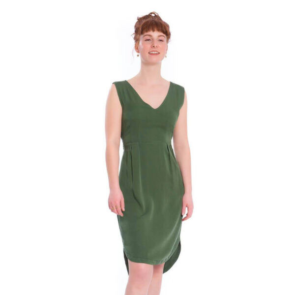 Sattes Dunkelgrün und ein Stoff wie Seide umschmeicheln deine Figur in diesem Kleid perfekt