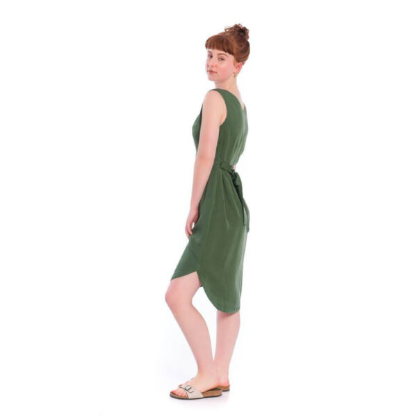 Sattes Dunkelgrün und ein Stoff wie Seide umschmeicheln deine Figur in diesem Kleid perfekt