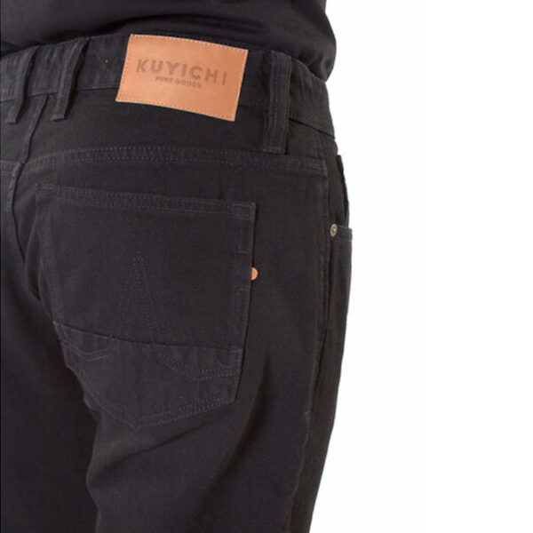 Klassische Five-Pocket-Jeans für Herren aus 100 % Bio-Baumwolle. Der weiche und formstabile Jeansstoff sowie die bequeme Passform sorgen für ein spürbar gutes Tragegefühl. Das Hosenbein verläuft gerade mit schmal zulaufender Beinöffnung. Verschlossen wird die Jeans mit Reißverschluss. Zwei Eingriffstaschen vorne, eine kleine Uhrentasche sowie zwei Gesäßtaschen geben der Jeans den typischen 5-Pocket-Stil. Eine klasse Jeans aus Bio-Baumwolle in der Man(n) sich den ganzen Tag wohlfühlt und die zu zahlreichen Outfits kombiniert werden kann.