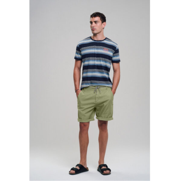 Als lässige Alternative zur Jeans punktet sie mit ihrem ultra bequemen Fit.