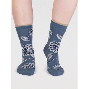 THOUGHT Socken „Freja Abstract Flower“ Misty Blue, Gr. 36-41